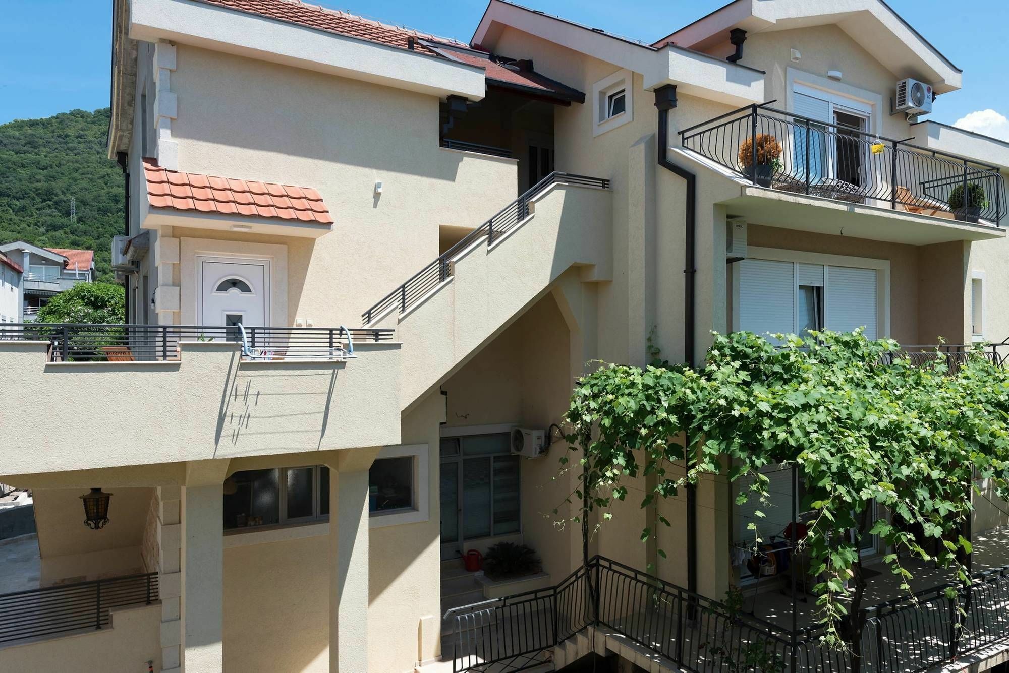 42° North Apartments 蒂瓦特 外观 照片